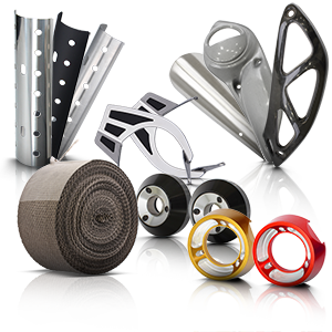Accessori per impianti di scarico per moto, quali protezioni termiche, supporti, terminali e nastro isolante.